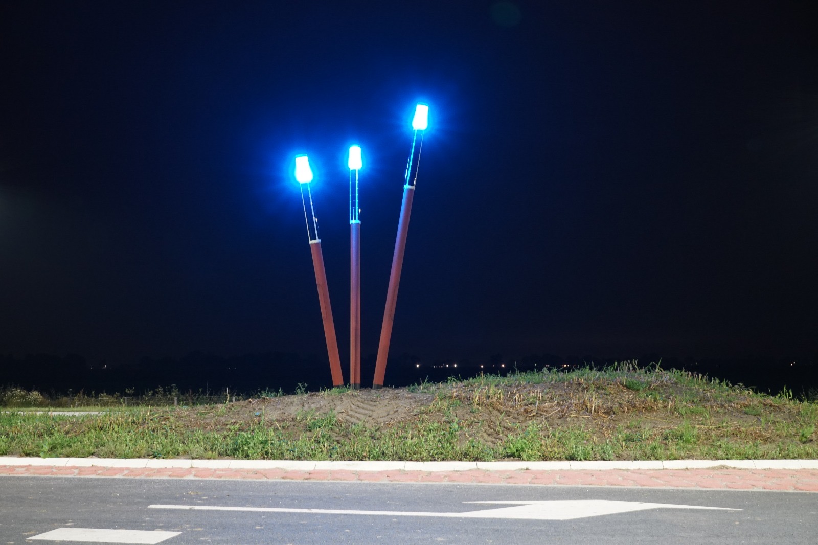 Soluxio Lightstick with blue light at a roundabout